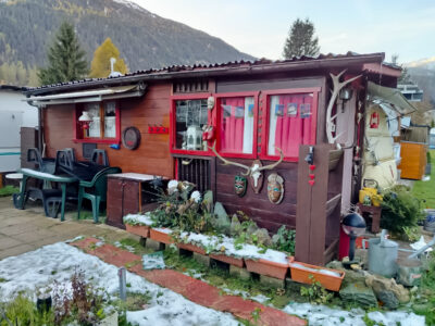 Casa in legno con roulotte