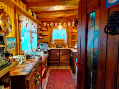 Casa in legno con roulotte