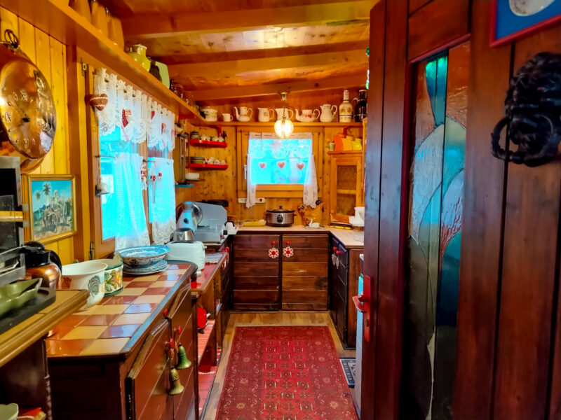 Casa in legno con roulotte