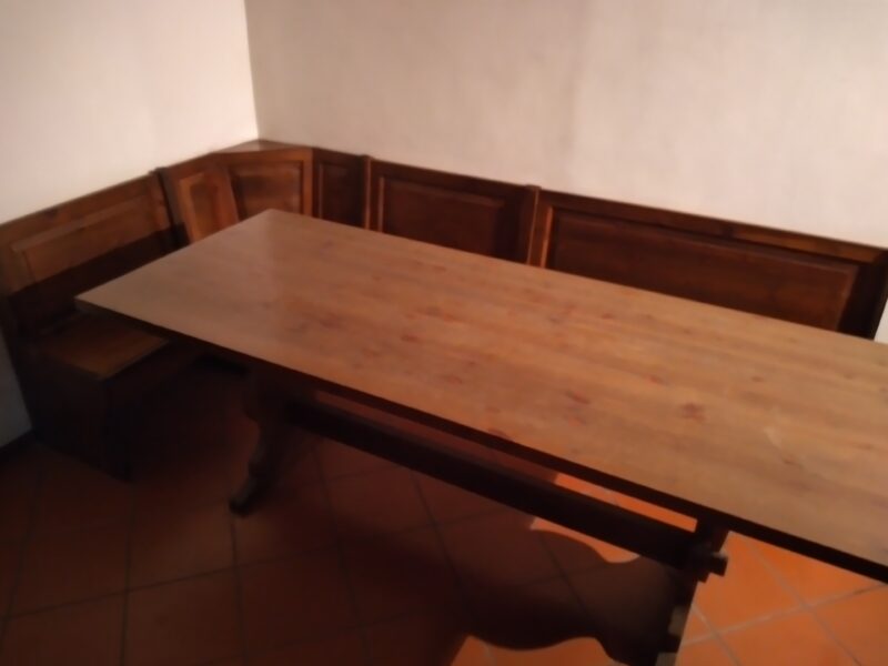 Tavolo 10 posti 220x90 noce massello con panca angolare