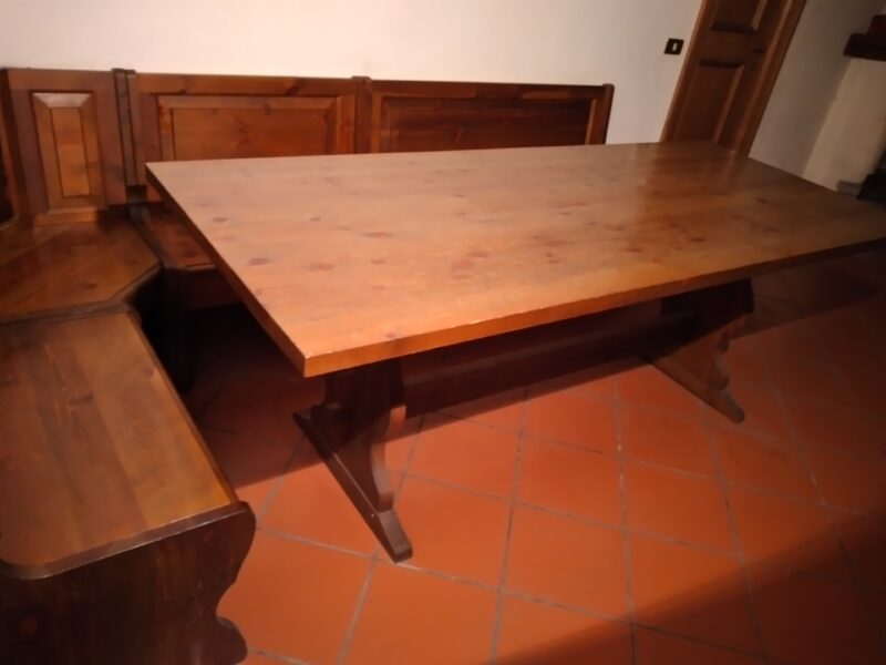 Tavolo 10 posti 220x90 noce massello con panca angolare