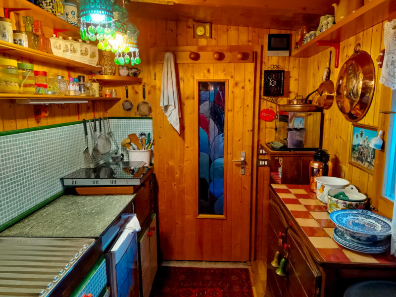 Casa in legno con roulotte