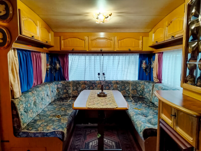 Casa in legno con roulotte