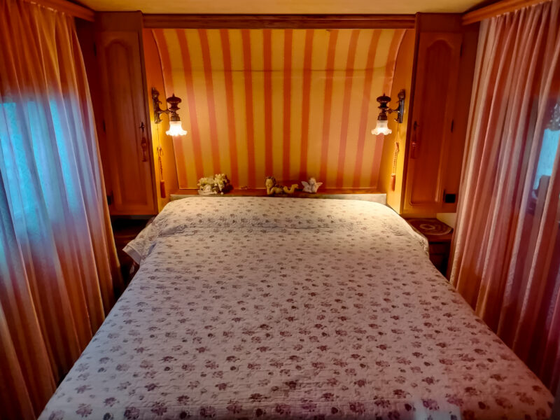 Casa in legno con roulotte