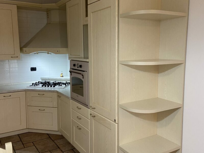 Cucina completa 3x3m con tavolo e sedie