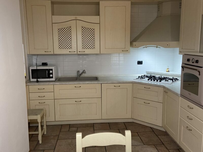 Cucina completa 3x3m con tavolo e sedie