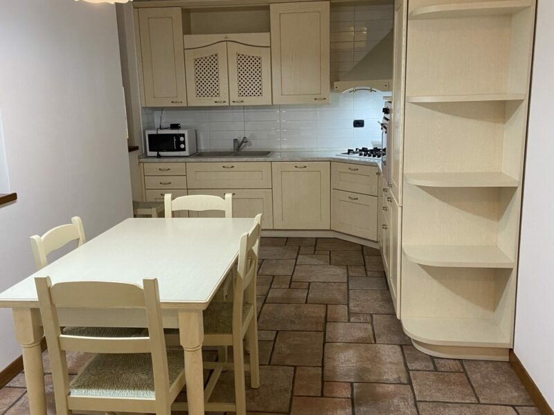 Cucina completa 3x3m con tavolo e sedie