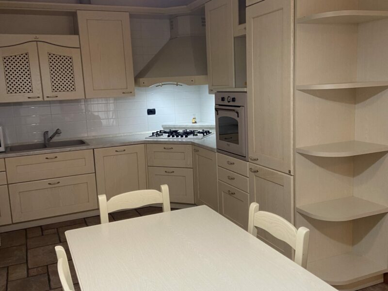 Cucina completa 3x3m con tavolo e sedie