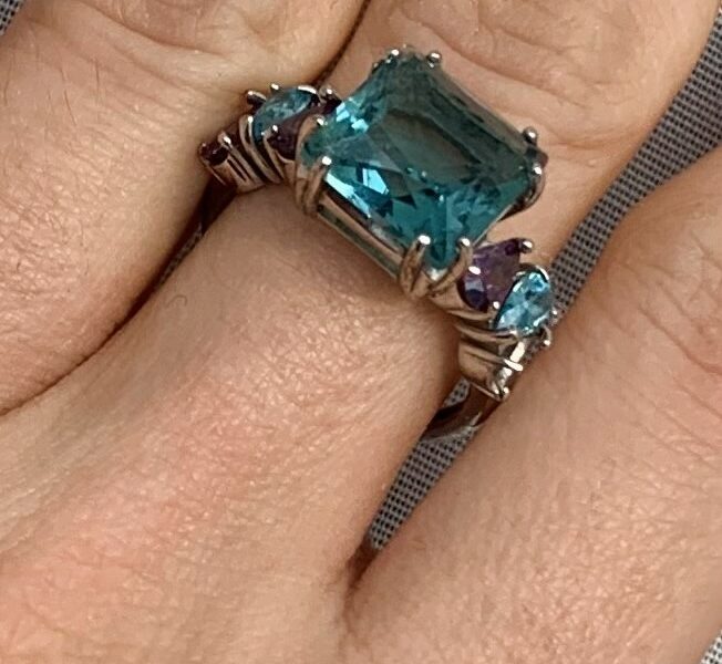 Anello in argento 925 con inserti artificiali - zirconia cubica.