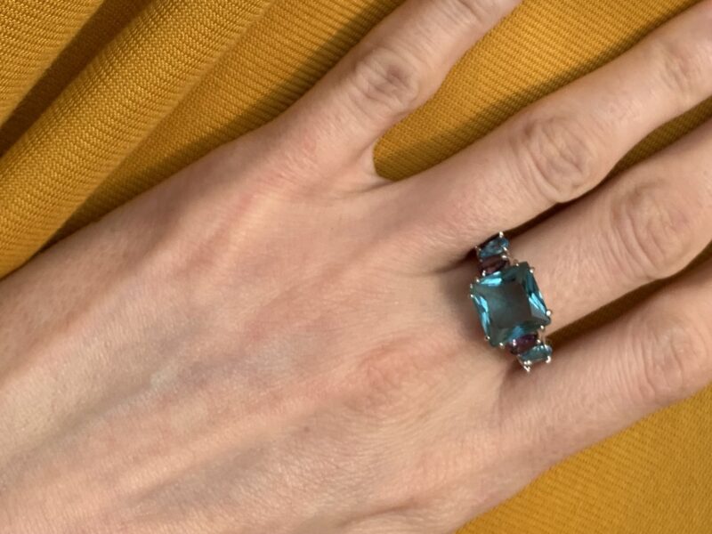 Anello in argento 925 con inserti artificiali - zirconia cubica.