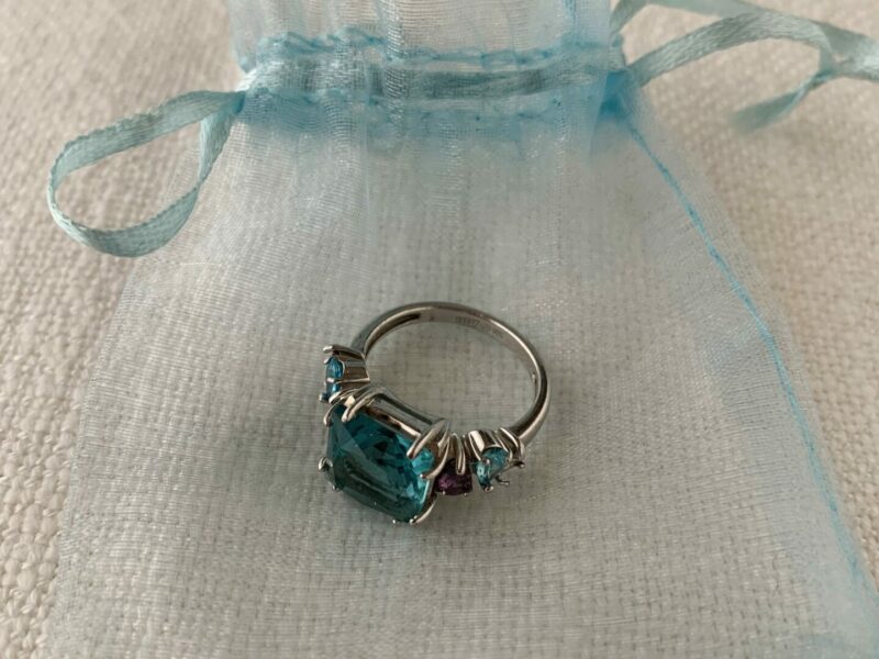 Anello in argento 925 con inserti artificiali - zirconia cubica.