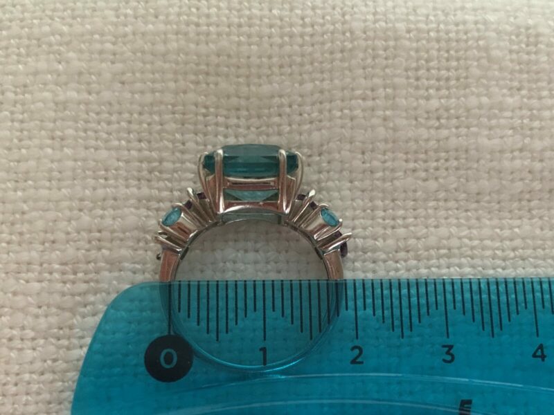Anello in argento 925 con inserti artificiali - zirconia cubica.