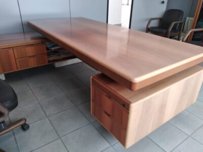 Scrivania angolare Noce massello base Marmo bianco 235+200x100cm