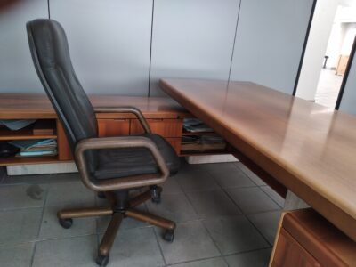 Scrivania angolare Noce massello base Marmo bianco 235+200x100cm