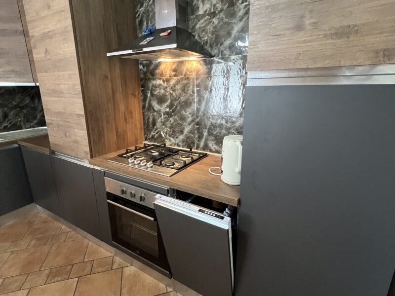 Cucina attrezzata con elettrodomestici – nuova