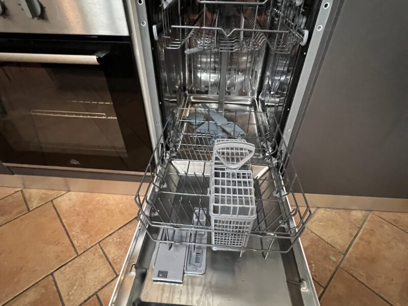 Cucina attrezzata con elettrodomestici – nuova