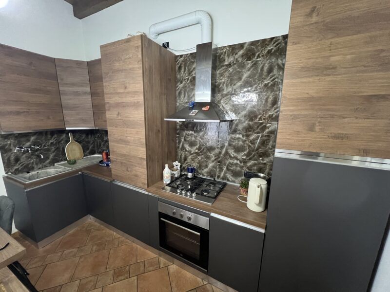 Cucina attrezzata con elettrodomestici – nuova