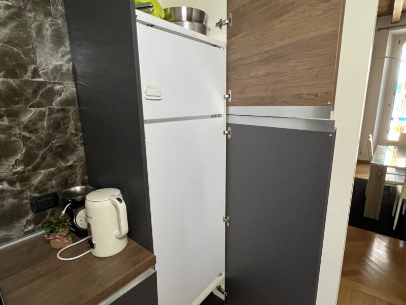 Cucina attrezzata con elettrodomestici – nuova