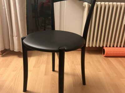 Tavolo nero e 4 sedie