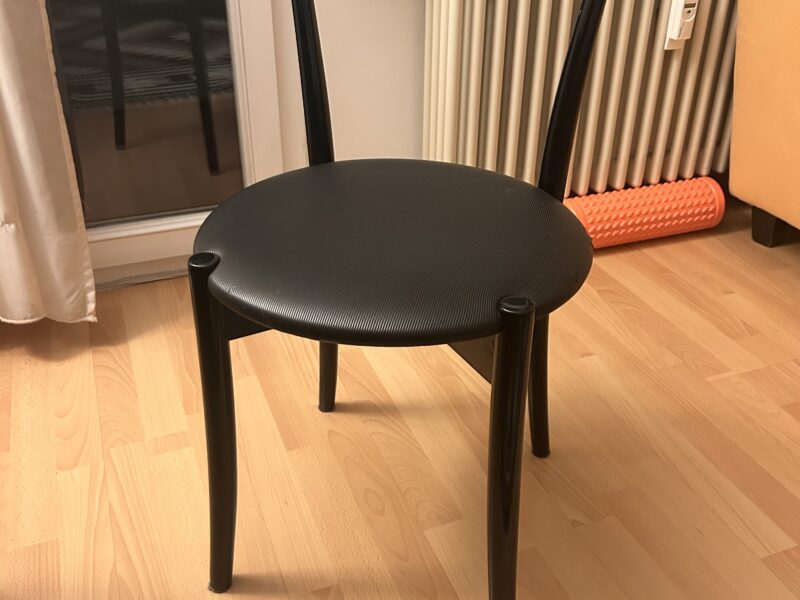 Tavolo nero e 4 sedie