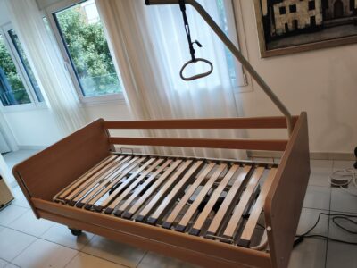 Letto ortopedico elettrico con telecomando, sponde e barra