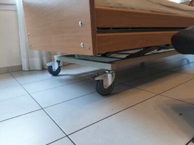 Letto ortopedico elettrico con telecomando, sponde e barra