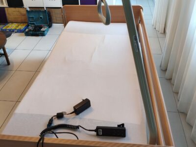 Letto ortopedico elettrico con telecomando, sponde e barra