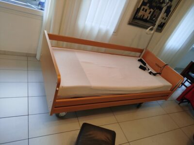Letto ortopedico elettrico con telecomando, sponde e barra