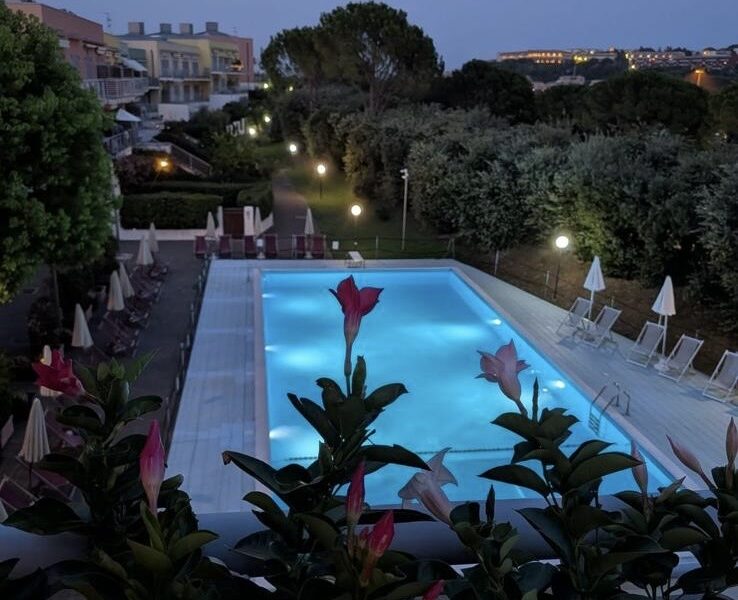 ARENZANO – Elegante trilocale in contesto residenziale con piscina e posto auto