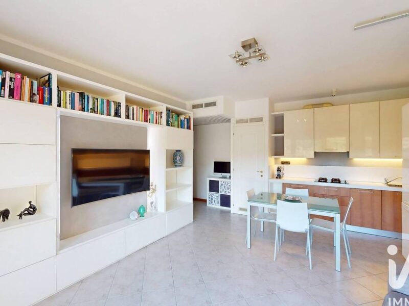 ARENZANO – Elegante trilocale in contesto residenziale con piscina e posto auto
