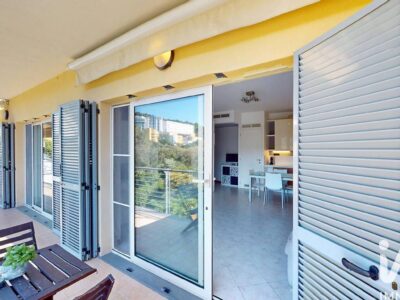 ARENZANO – Elegante trilocale in contesto residenziale con piscina e posto auto