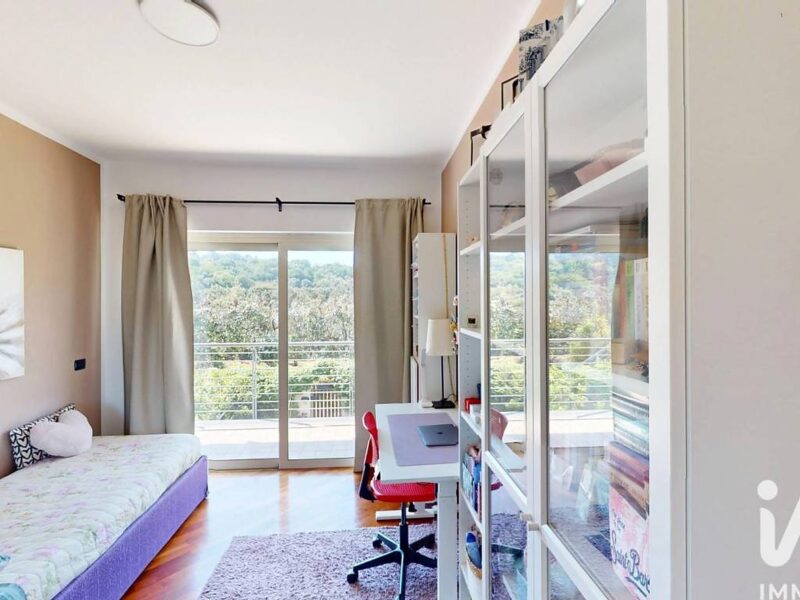 ARENZANO – Elegante trilocale in contesto residenziale con piscina e posto auto
