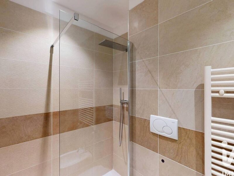 ARENZANO – Elegante trilocale in contesto residenziale con piscina e posto auto