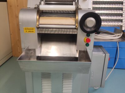 Sfogliatrice impastatrice semiautomatica