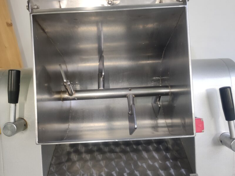 Sfogliatrice impastatrice semiautomatica