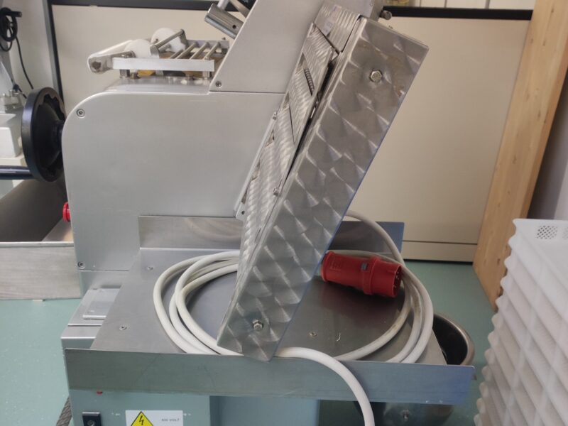 Sfogliatrice impastatrice semiautomatica