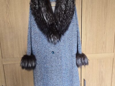 cappotto sartoriale con collo e polsini in volpe argentata