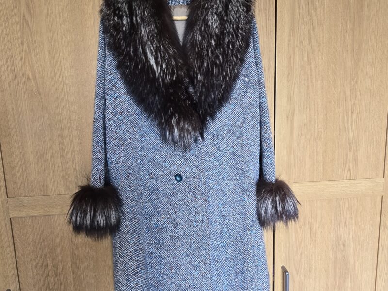 cappotto sartoriale con collo e polsini in volpe argentata
